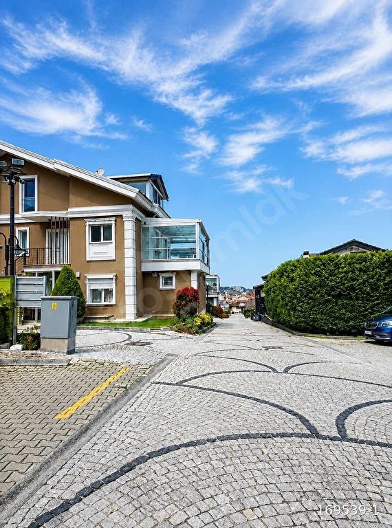 ZEKERİYAKÖY MERKEZ LUX 4+1 ÇATI DUBLEX KİRALIK