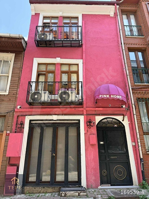 TARİHİ BALATTA ÖĞRENCİYE EŞYALI 1+0 | MERKEZİ KONUM | KLİMALI