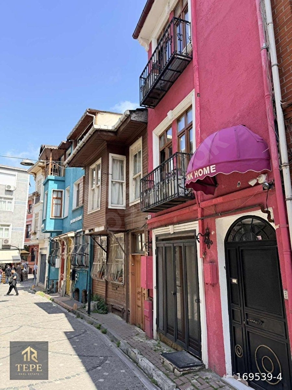 TARİHİ BALATTA ÖĞRENCİYE EŞYALI 1+0 | MERKEZİ KONUM | KLİMALI